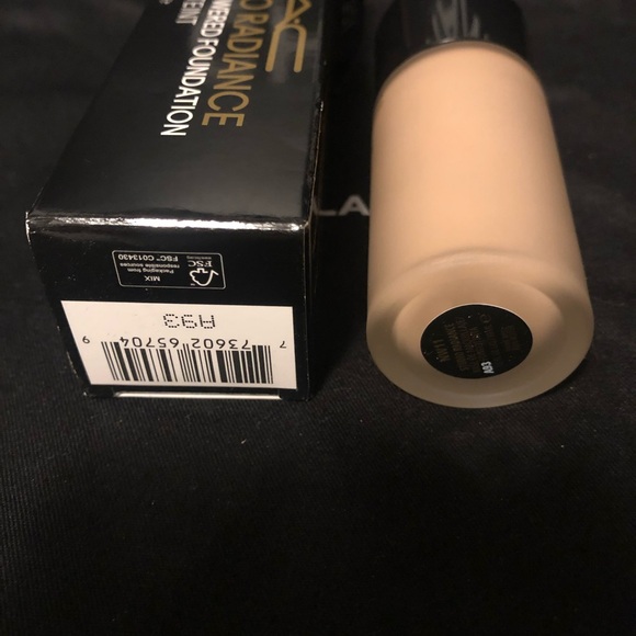 MAC STUDIO RADIANCE SERUM POWERED FOUNDATION NW11 - Picture 2 of 2